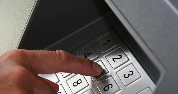 Niektóre banki ograniczają dostęp klientów do gotówki rozróżniając bankomaty własne od obcych /&copy; Panthermedia