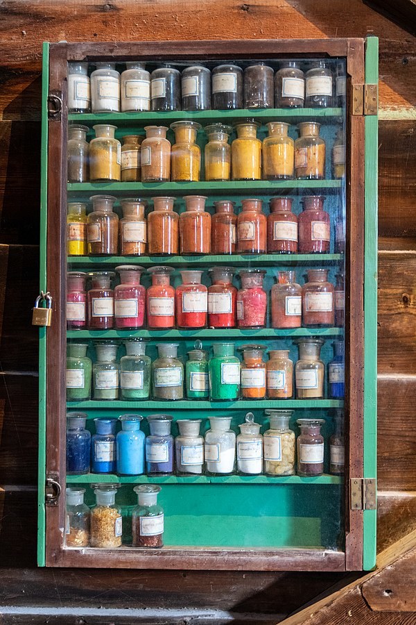 NIektóre barwniki wytworzone w młynie /Brian Jeffery Beggerly/CC BY 2.0 /Wikimedia