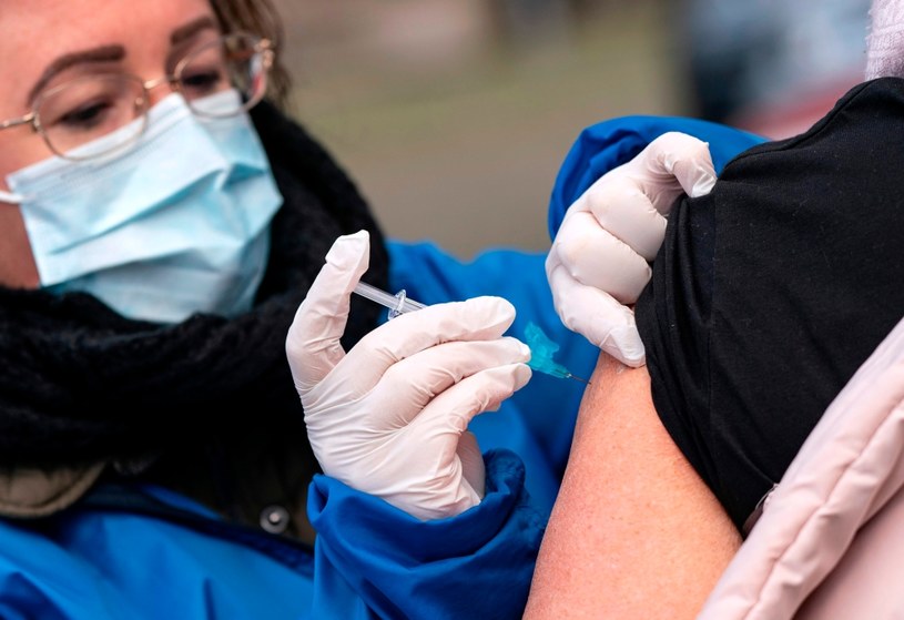 Niektóre czynniki mogą obniżać skuteczność szczepionki /AFP