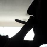 Niektóre firmy wynagradzają swoich pracowników za niepalenie /AFP