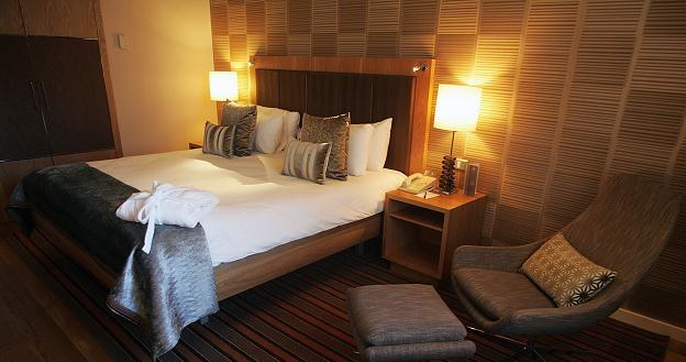 Niektóre hotele rezygnują z luksusów i technologii na rzecz intymnej atmosfery i przytulności /AFP