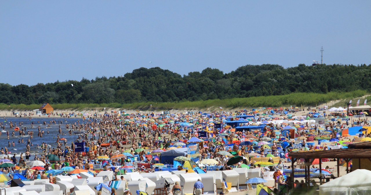 Niektóre plaże nad polskim morzem uchodzą za szczególnie zatłoczone. Które z nich lepiej omijać szerokim łukiem? /East News