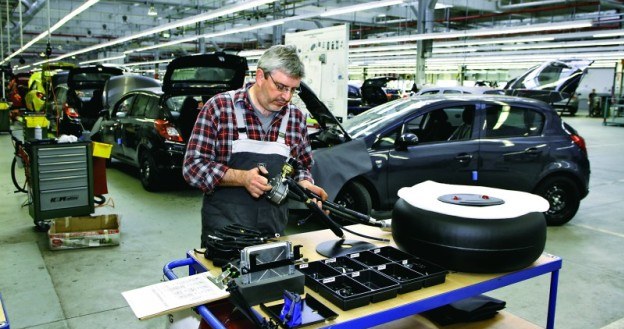 Niektóre podzespoły w samochodach zasilanych autogazem narażone są na szybsze zużycie. Należą do nich m.in. wydech, kable zapłonowe i świece. /Motor