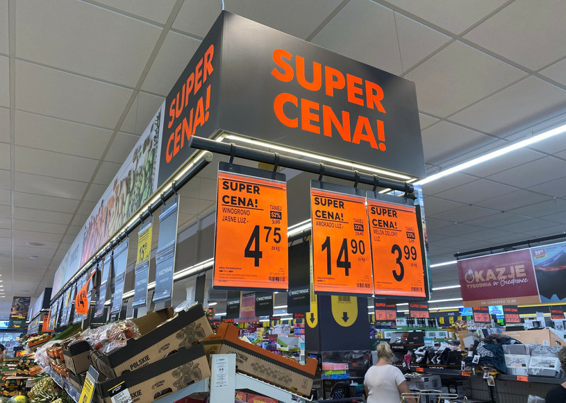 Niektóre półki w sklepie mają już tylko "superceny", które z daleka przyciągają uwagę i zachęcają do podejścia do regału (zdj. ilustracyjne) / 	Jakub Kamiński    /Agencja SE/East News