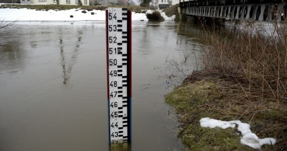 Niektóre rzeki na południu Polski przekraczają stany ostrzegawcze i alarmowe /Darek Delmanowicz /PAP