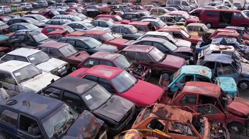 Niektóre samochody stoją na parkingu pana Zbigniewa już ponad 30 lat /Interwencja