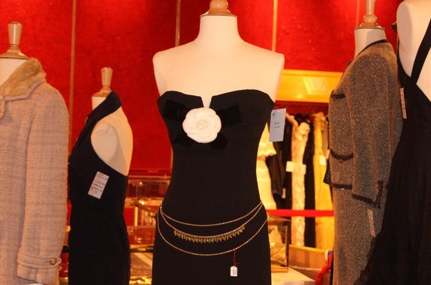 Niektóre suknie wyszły spod igły samej Coco Chanel &nbsp; /Fot. Cornette de Saint Cyr /RMF FM