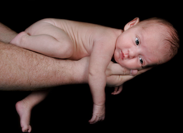 Niektóre wysyłanie przez niemowlę sygnały mogą cię niepokoić, a niektóre nie powinny. Sprawdź, jak je odróżnić. /123RF/PICSEL