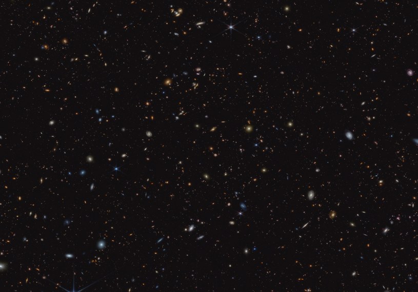 Niektóre z galaktyk przybierają wyraźne kształty /NASA, ESA, CSA, Brant Robertson (UC Santa Cruz), Ben Johnson (CfA), Sandro Tacchella (Cambridge), Marcia Rieke (University of Arizona), Daniel Eisenstein (CfA) /NASA