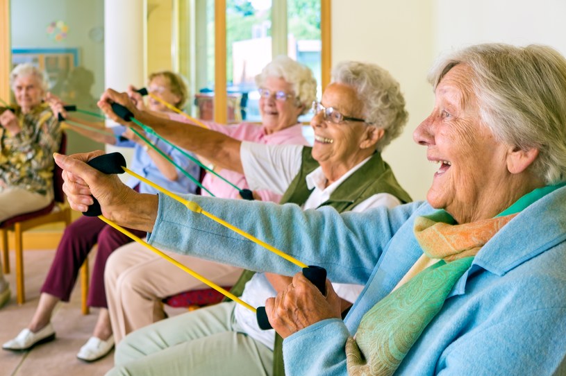 Niektórrzy seniorzy mimo upływu lat zachowują niezwykłą sprawność fizyczną i intelektualną /123RF/PICSEL