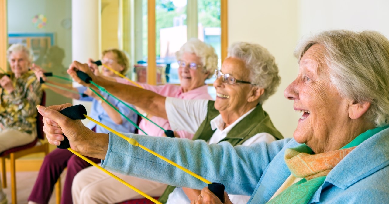 Niektórrzy seniorzy mimo upływu lat zachowują niezwykłą sprawność fizyczną i intelektualną /123RF/PICSEL