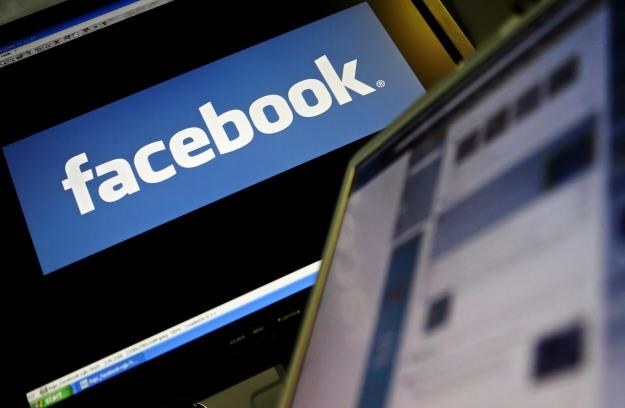 Niektórymk Facebook zastąpił normalne życie... /AFP