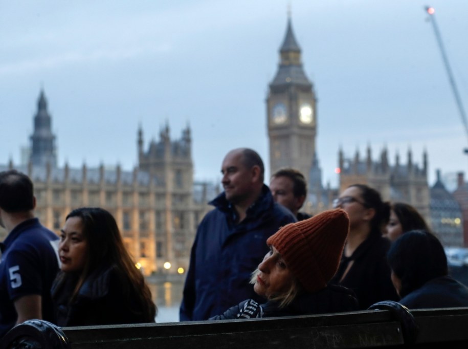 Niektórzy czekają w kolejce nawet 6 godzin. /OLIVIER HOSLET /PAP/EPA
