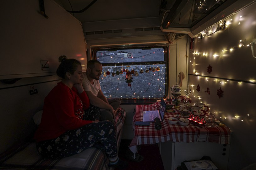 Niektórzy dodają klimatu podróży, dekorując swój przedział w wagonie /Metin Aktas/Anadolu Agency  /Getty Images