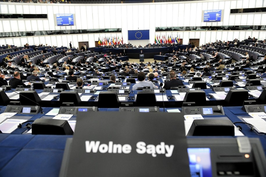 Niektórzy europarlamentarzyści przyszli z kartkami pokazujące poparcie dla protestów w sprawie SN /Radek Pietruszka /PAP