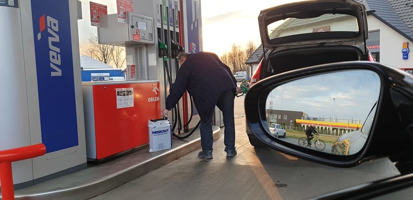 Niektórzy już boją się, że zostaną ukarani za tankowanie paliwa na stacji, gdy okaże się, że bak w ich aucie jest jeszcze w połowie pełny /INTERIA.PL