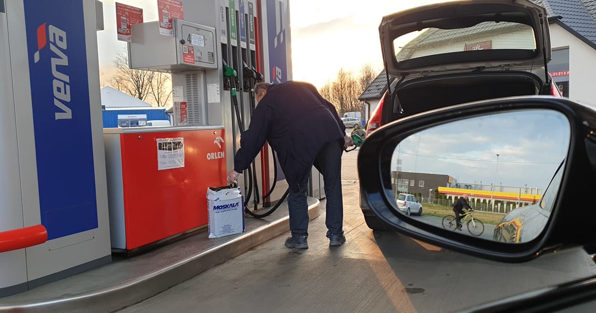 Niektórzy już boją się, że zostaną ukarani za tankowanie paliwa na stacji, gdy okaże się, że bak w ich aucie jest jeszcze w połowie pełny /INTERIA.PL