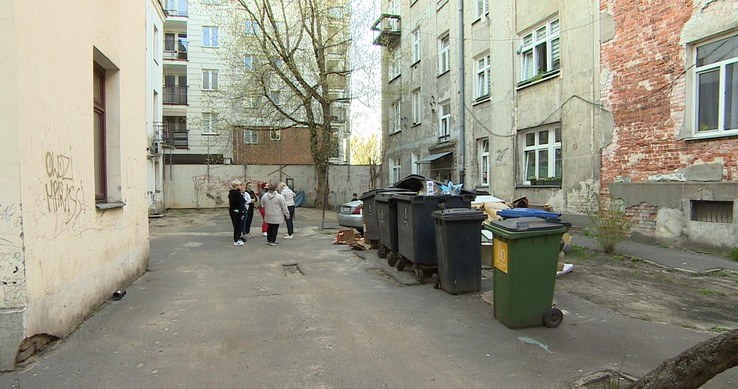 Niektórzy mieszkańcy zapłacą za śmieci wartość drugiego czynszu. Fot. Interwencja /Polsat News