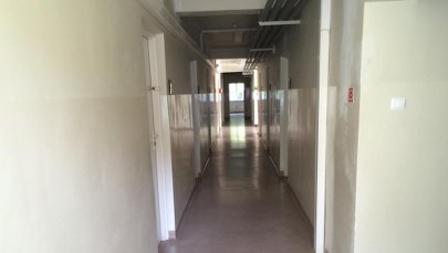 „Niektórzy mogą się tu czuć jak w więzieniu”. Poznaj ośrodek dla uchodźców w Dębaku