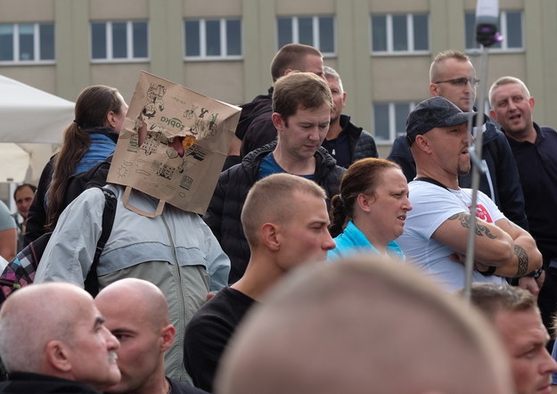 Niektórzy Polacy nie wierzą w istnienie pandemii i nie stosują się do koronawirusowych obostrzeń. M.in. w Katowicach w październiku 2020 zorganizowano protest przeciwko covidowym restrykcjom /Andrzej Grygiel /PAP