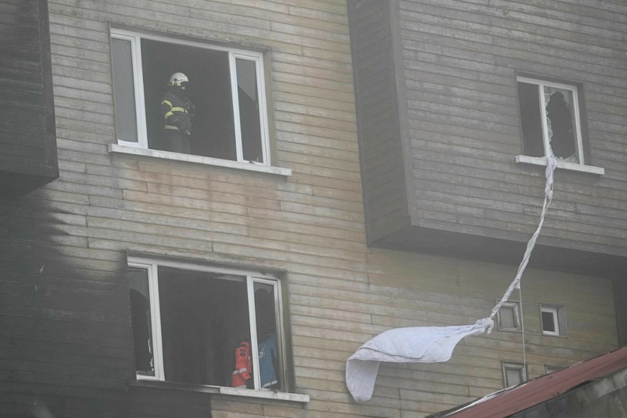 Niektórzy próbowali uciec z ogarniętych ogniem pokojów przy pomocy prześcieradeł /OZAN KOSE/AFP/East News /East News