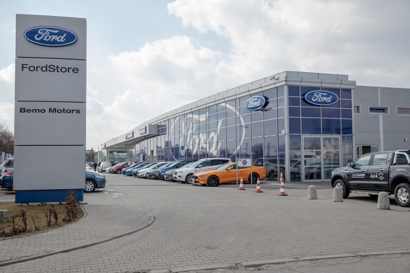 Niektórzy producenci, jak Ford, oferują odebranie auta od klienta, dzięki czemu nie musi jechać na serwis /Grzegorz Banaszak /Reporter