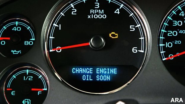 Niektórzy producenci stosują rozwiązania pozwalające ocenić stan zużycia oleju. W większości aut trzeba jednak polegać na wskazaniach licznika przebiegu od ostatniej wymiany. /Motor