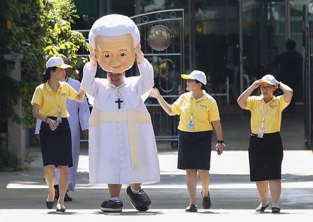 Niektórzy Tajlandczycy postanowili w nieszablonowy sposób uczcić wizytę papieża /DIEGO AZUBEL /PAP/EPA