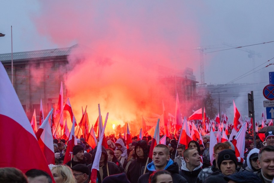 Niektórzy uczestnicy Marszu Niepodległości odpalili race /Marcin Suchmiel /RMF FM