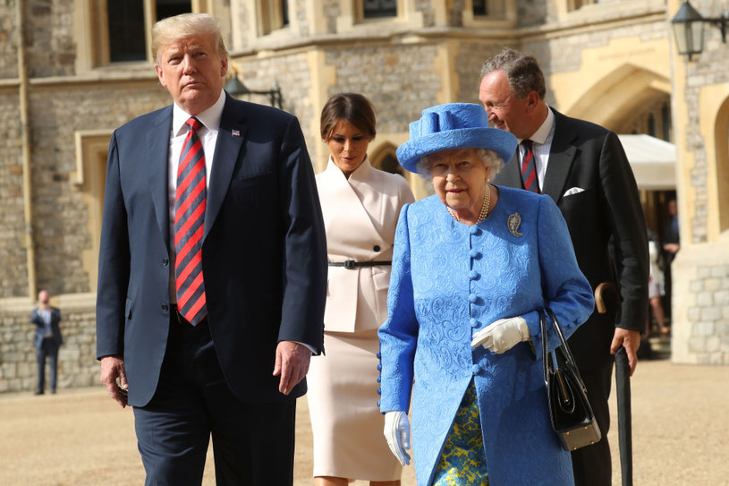 Niektórzy uważają, że królowa Elżbieta II na spotkanie z Donaldem Trumpem w 2018 roku celowo założyła broszkę po swojej matce, którą najczęściej możemy oglądać podczas dość przykrych momentów w jej życiu /Chris Jackson / Staff  /Getty Images