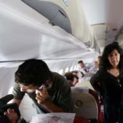 Niektórzy w czasie lotu chcą odpocząć, a rozmawiające przez telefon osoby mogą w tym przeszkadzać /AFP