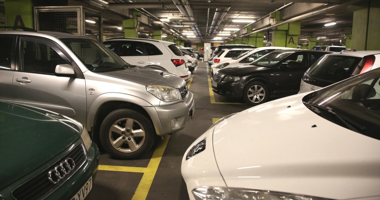 Niektórzy właściciele parkingów podziemnych decydują się na wprowadzenie zakazu wjazdu aut elektrycznych. /Mateusz Kotowicz/REPORTER /East News