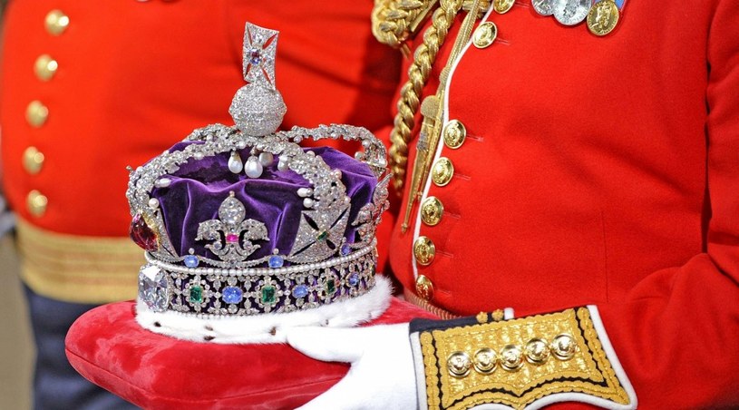 Niektórzy z turystów chcą się dowiedzieć, czy mogą przymierzyć królewską koronę /Getty Images/Flash Press Media