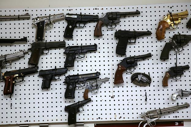 Nielegalna broń na celowniku Krajowej Administracji Skarbowej /AFP