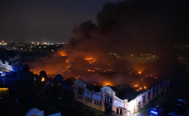 Nielegalna fabryka i pożar hali. Rozpoczął się proces