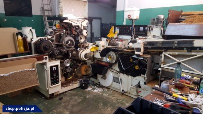 Nielegalna fabryka papierosów na Dolnym Śląsku. "Okna zasłonięte styropianem i czarną folią"