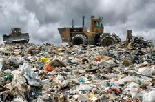 Nielegalne składowiska odpadów z Niemiec w Polsce. Władze nic z tym nie robią