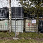 Nielegalne składowisko chemikaliów w Małopolsce. Policja odkryła setki beczek z odpadami