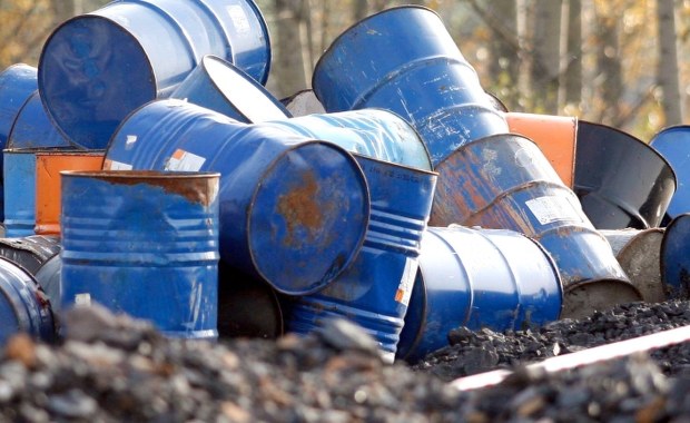 Nielegalne składowisko odpadów chemicznych w Zawierciu. Sprawą zajmie się prokuratura