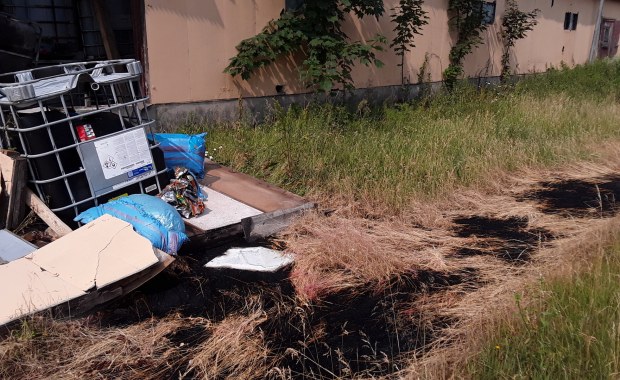 Nielegalne składowisko odpadów w okolicy Ciechanowa. "Ponad 300 beczek"