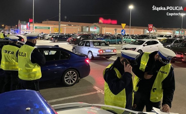 Nielegalne wyścigi pod Częstochową. Zjechało blisko 700 osób