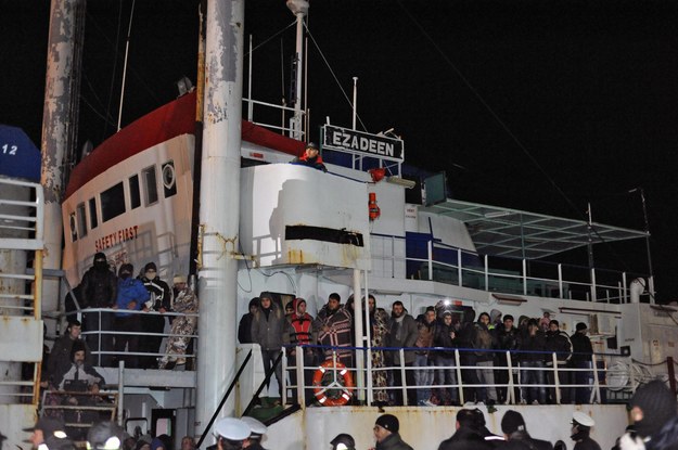 Nielegalni imigranci na pokładzie statku "Ezadeen", który 2 stycznia przybił do portu w Corigliano na południu Włoch /FRANCESCO ARENA /PAP/EPA