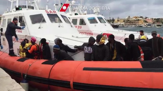 Nielegalni imigranci uratowani przez włoską Straż Przybrzeżną przybijają do brzegów Lampedusy /ITALIAN COAST GUARD PRESS OFFICE/HANDOUT /PAP/EPA