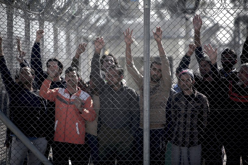 Nielegalni imigranci w ośrodku niedaleko Aten /AFP