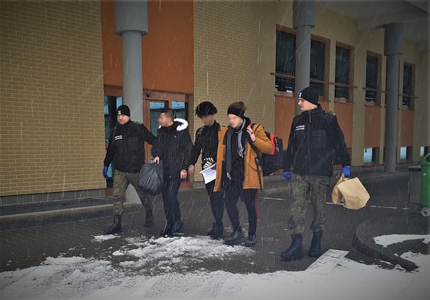Nielegalni imigranci zatrzymani na granicy z Ukrainą. Za przerzut do UE zapłacili po 1200 euro /zdj. Bieszczadzki OSG /Straż Graniczna