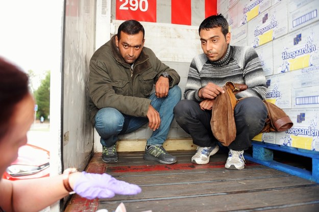 Nielegalni imigranci znalezieni przez brytyjską policję w ciężarówce w pobliżu Dover (zdjęcie z 30 lipca) /LONDON NEWS AND PICTURES /PAP/EPA