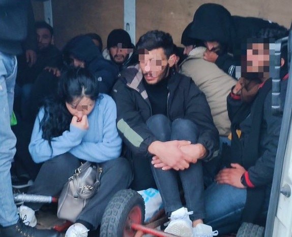27 nielegalnych imigrantów w samochodzie dostawczym. Policja zatrzymała kierowcę Nielegalni imigranci /Straż Graniczna /Straż Graniczna