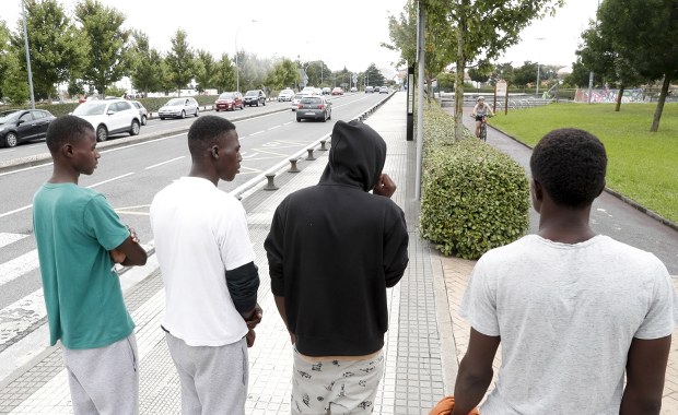 Nielegalni migranci na granicy Hiszpanii i Francji. Co robi policja?