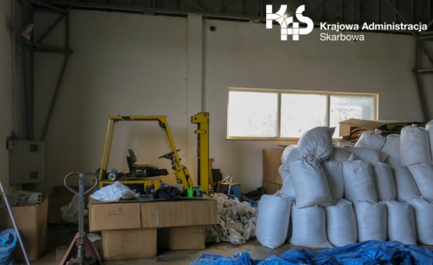 Nielegalny alkohol i tytoń miał trafić na śląskie targowisko. Zatrzymano trzy osoby