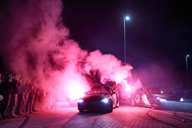 Nielegalny nocny wyścig samochodowy we Wrocławiu /Shutterstock